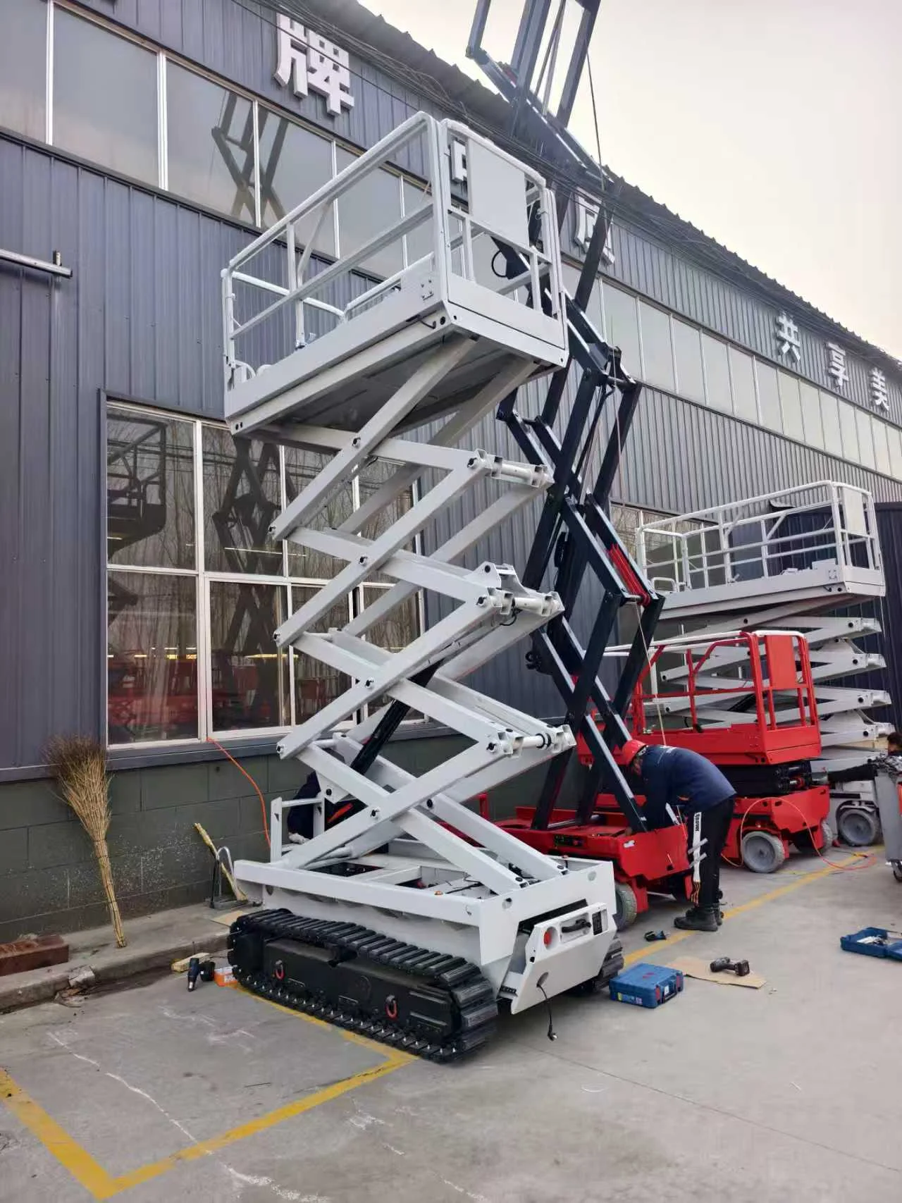 Safety Guidelines for Operating Tracked Scissor Lifts on Rough Terrain