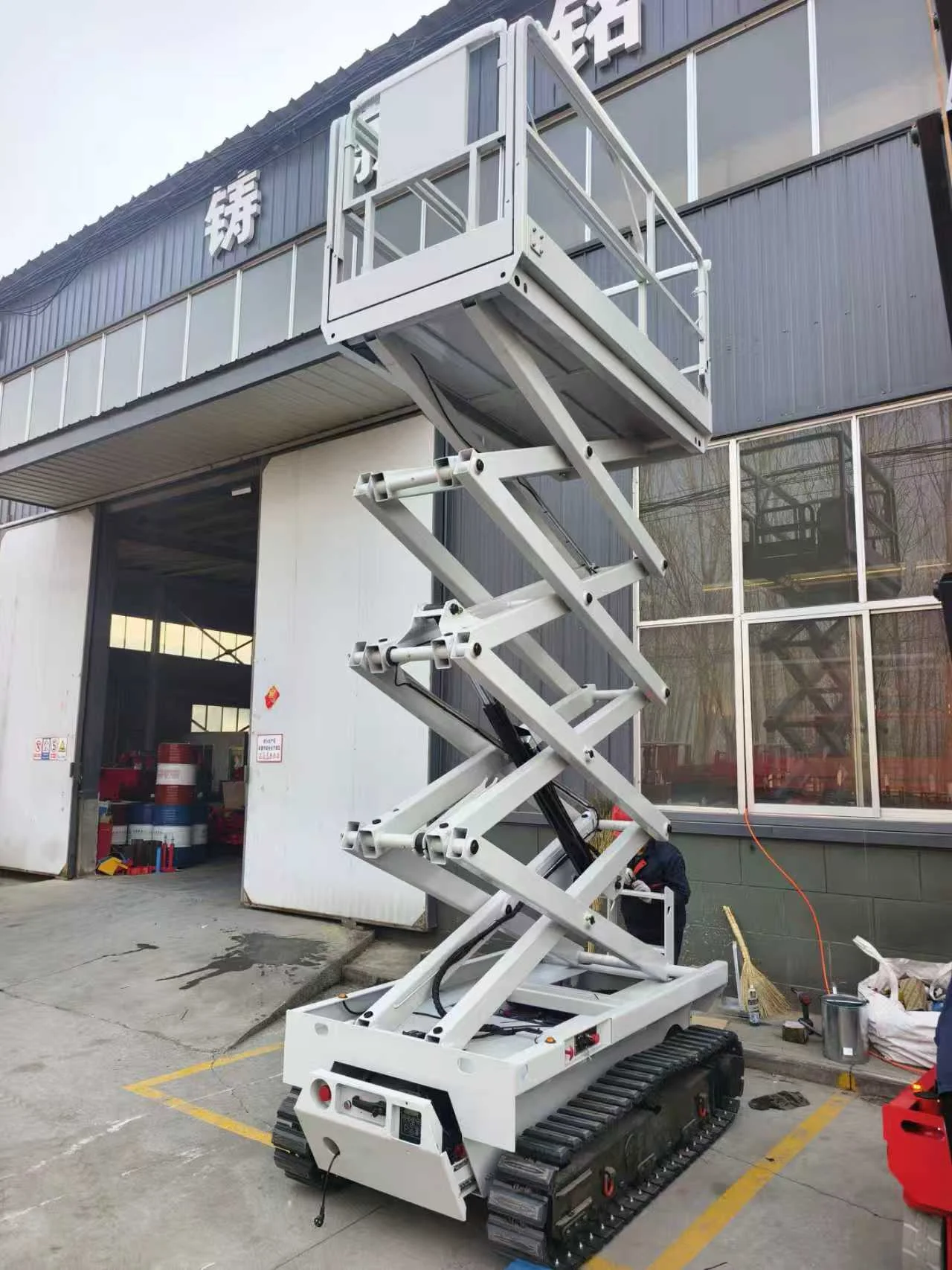 white-tracked-scissor-lift-extended-yilu-lift