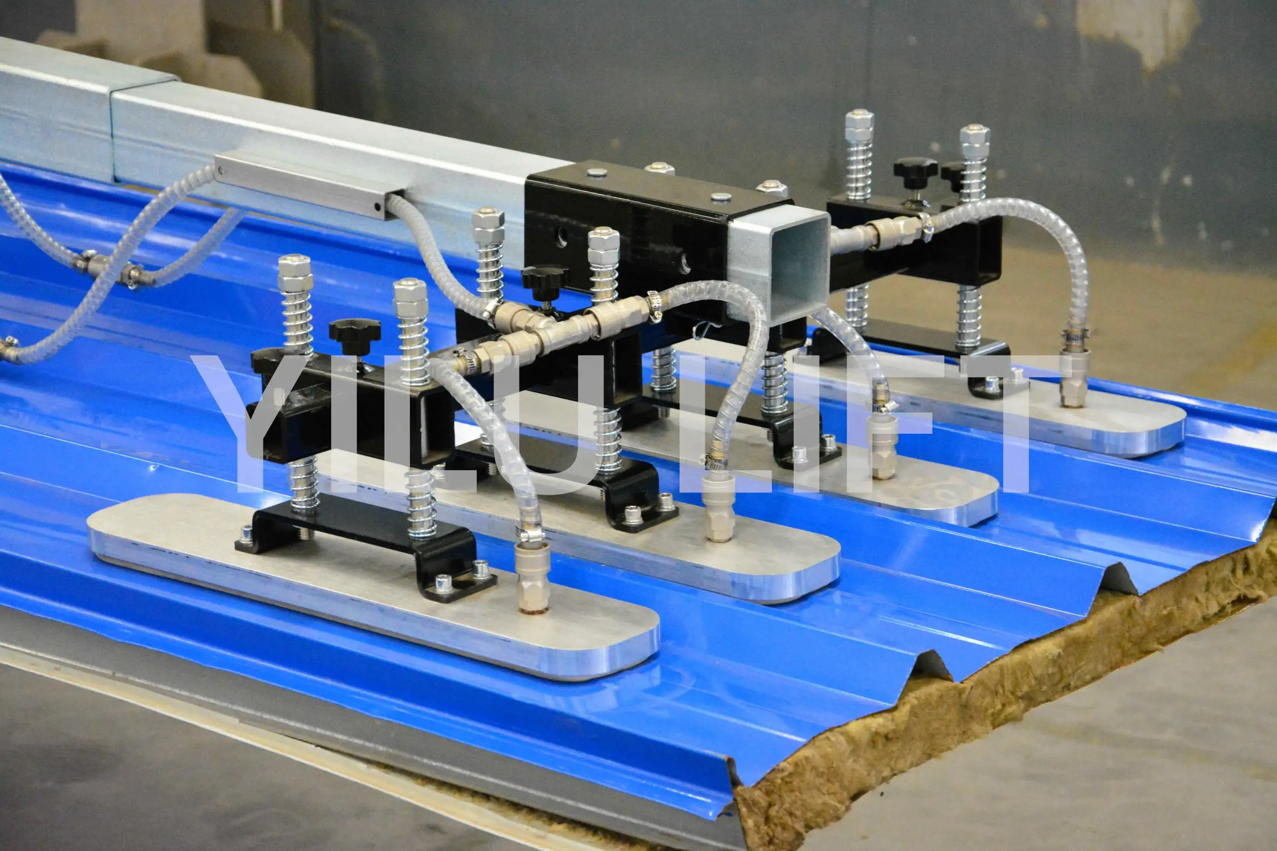 Suction pad contact on a profiled sandwich panel