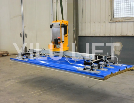YILU LIFT vacuum lifter gripping a profiled sandwich roof panel